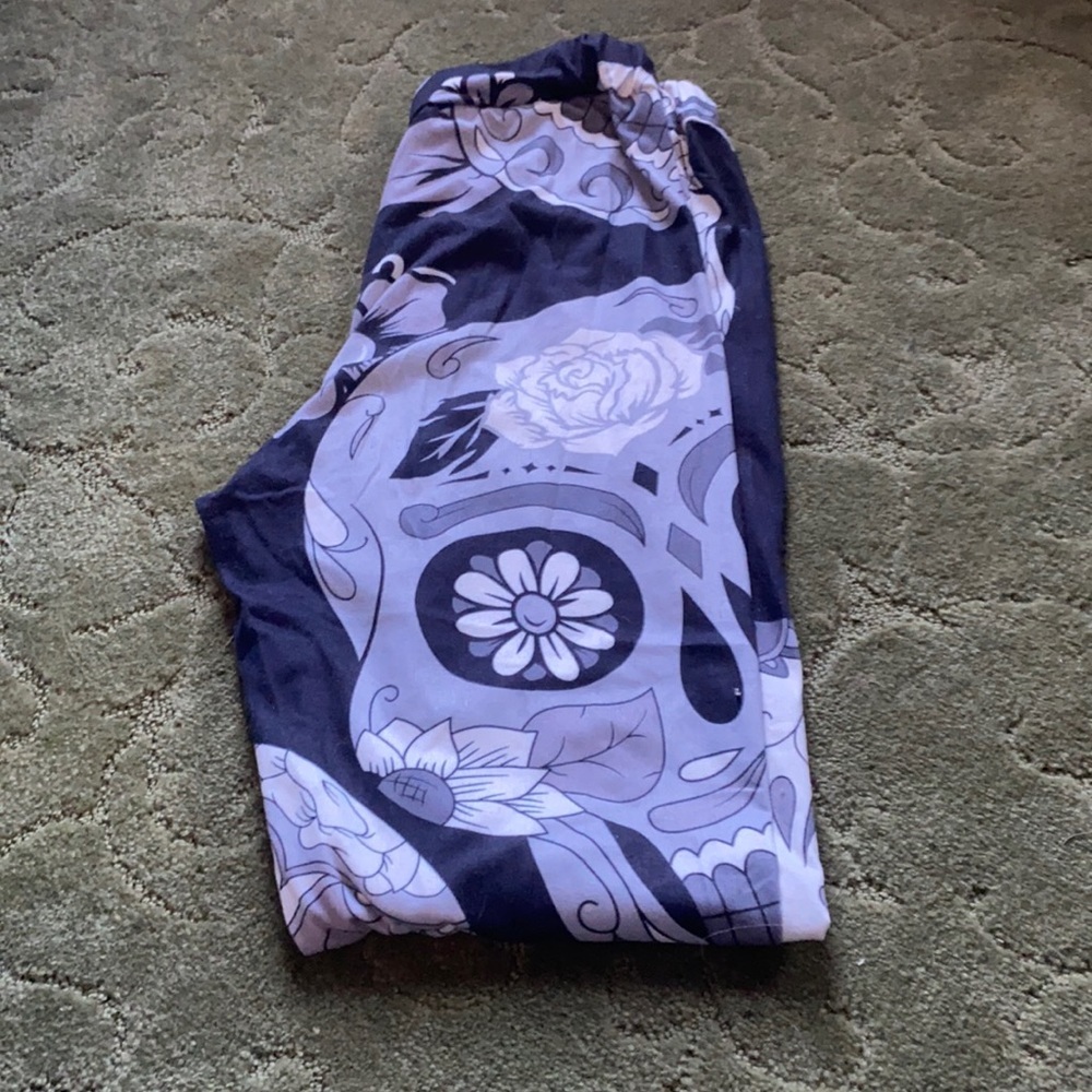 Woman’s skull leggings